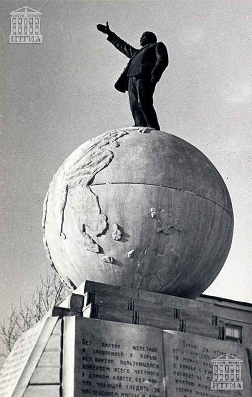 Памятник В.И. Ленину, скульптор В.В. Козлов, пьедестал выполнен по проекту тагильского художника Фролова, 1925 год. (НТГИА. Ф.21.Оп.1.Д.61.Л.126б)