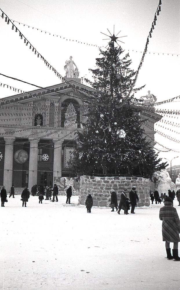 Новогодняя елка на Театральной площади. 1983 год. (НТГИА. Коллекция фотодокументов.Оп.1Н.Д.2123)