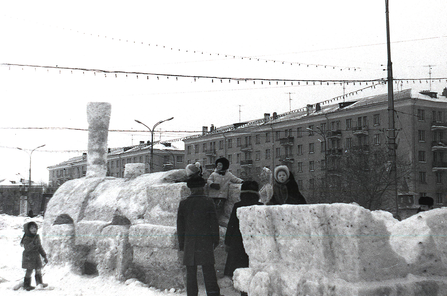 Дети на снежной скульптуре паровоза на Театральной площади. 1983 год. (НТГИА. Коллекция фотодокументов.Оп.1Н.Д.356)