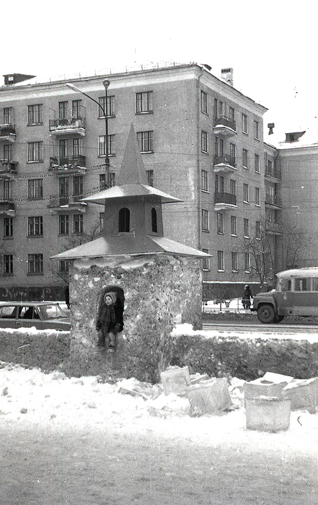 Башня снежного ограждения на Театральной площади.1983 год. (НТГИА. Коллекция фотодокументов.Оп.1Н.Д.357)