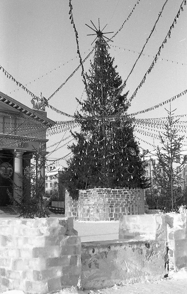 Новогодняя елка на Театральной площади. 1993 год. (НТГИА. Коллекция фотодокументов.Оп.1Н.Д.3611)