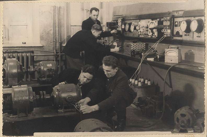 Студенты Нижнетагильского горно-металлургического техникума во время занятий в лаборатории. 1948 год. (НТГИА. Ф.594.Оп.1.Д.83.Л.4.ф.24)