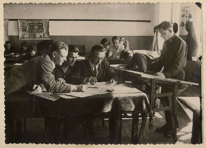 Студенты-выпускники Нижнетагильского горно-металлургического техникума на занятиях. 1943 год. (НТГИА. Ф.594.Оп.1.Д.83.Л.4об.ф.31)