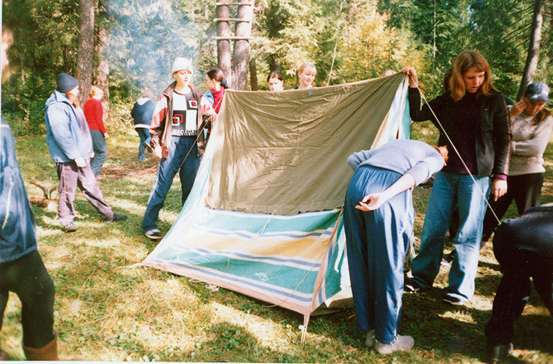 Студенты Нижнетагильского педагогического колледжа № 1 устанавливают палатку на Дне здоровья. 2004 год. (НТГИА. Ф.519.Оп.1-ф.Д.20)