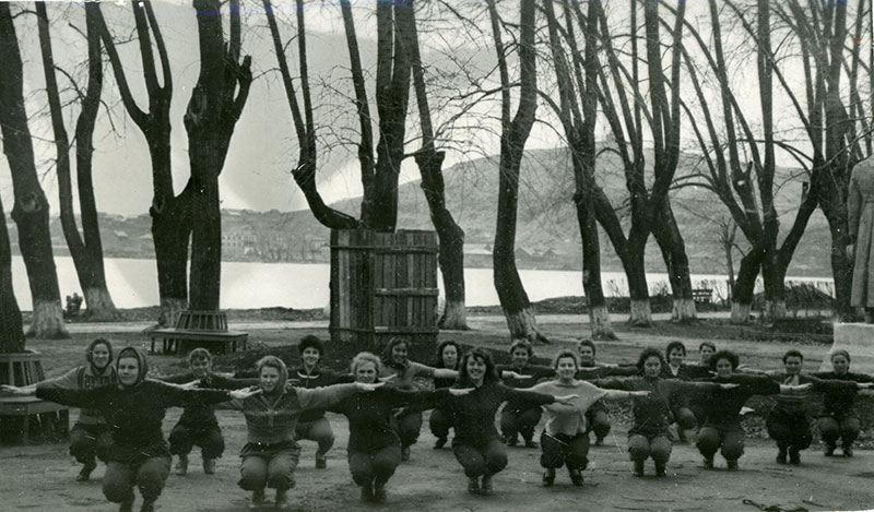 Группа учащихся Нижнетагильского педагогического училища на зарядке. 1956 год. (НТГИА. Ф.644.Оп.2-ф.Д.3)
