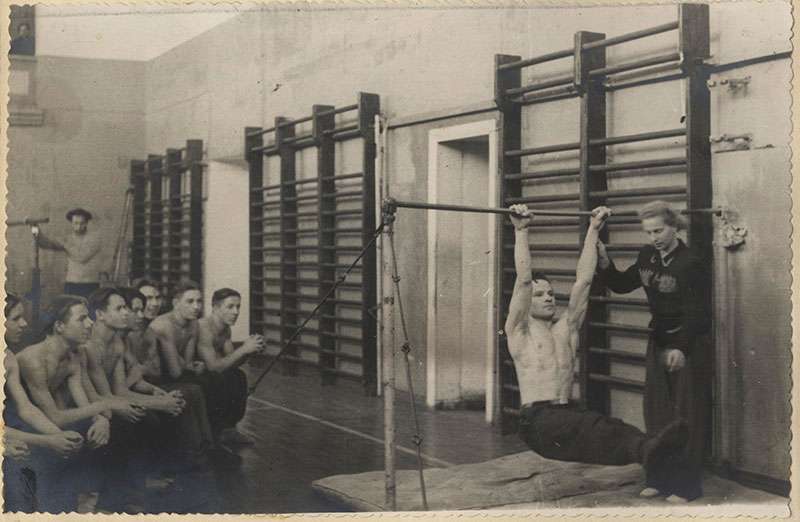 Студенты Нижнетагильского горно-металлургического техникума во время занятий физкультурой. 1940-е гг. (НТГИА. Ф.594.Оп.1.Д.83.Л.9об.ф.72)