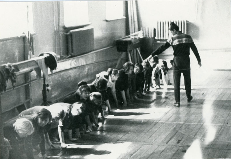 Учащиеся Нижнетагильского педагогического училища на уроке физкультуры. 1965 год. (НТГИА. Ф.644.Оп.2-ф.Д.8)