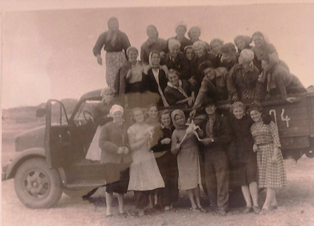 Первый студенческий отряд, созданный в 1957 году на базе Нижнетагильского педагогического института для работы в колхозе «Каракона». 1957 год. (предоставлено НТГСПИ (ф) РГППУ)