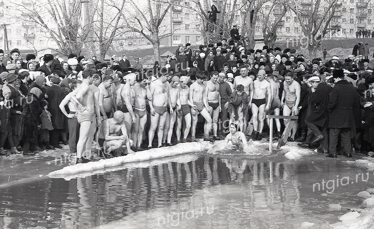 Водная эстафета «Морж-68» на Тагильском пруду. 1968 год (НТГИА. Коллекция фотодокументов.Оп.1НЧ.Д.130)
