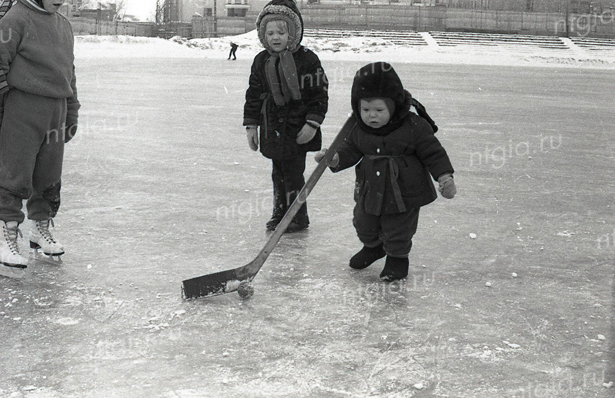 Дети на льду стадиона «Строитель». 1977 год. (НТГИА. Коллекция фотодокументов.Оп.1Н.Д.1213)