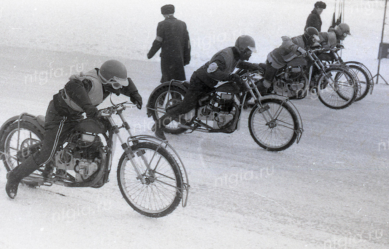 Соревнования по мотогонкам на льду стадиона «Строитель» 29 марта 1980 года. (НТГИА. Коллекция фотодокументов.Оп.1Н.Д.1594)
