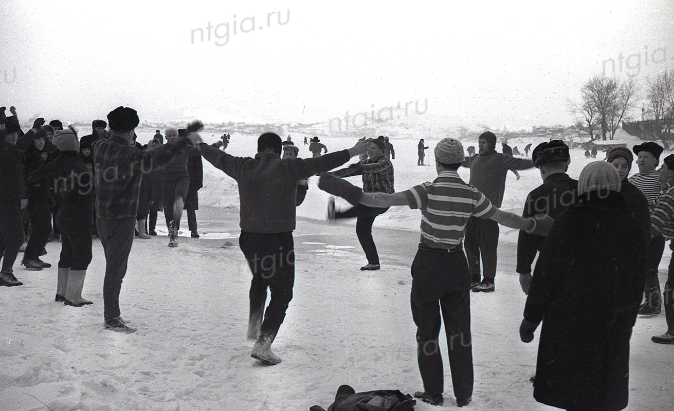 Тренировка «моржей» на льду Тагильского пруда. 1 декабря 1965 года. (НТГИА. Коллекция фотодокументов.Оп.1Н.Д.1998)