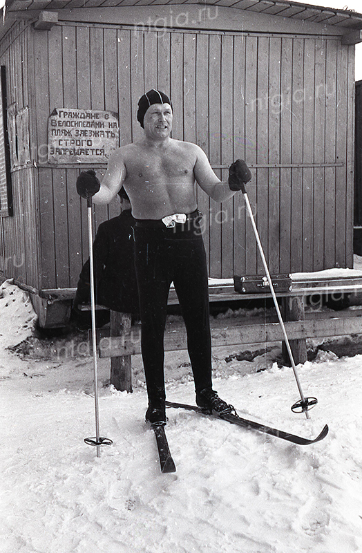Член клуба «моржей» на лыжах на заснеженном городском пляже. 1 марта 1966 года. (НТГИА. Коллекция фотодокументов.Оп.1Н.Д.2004)