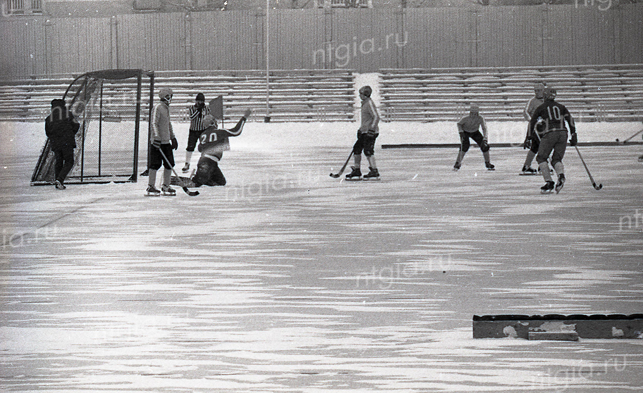 Тренировка команды хоккеистов. 1983 год. (НТГИА. Коллекция фотодокументов.Оп.1Н.Д.2127)