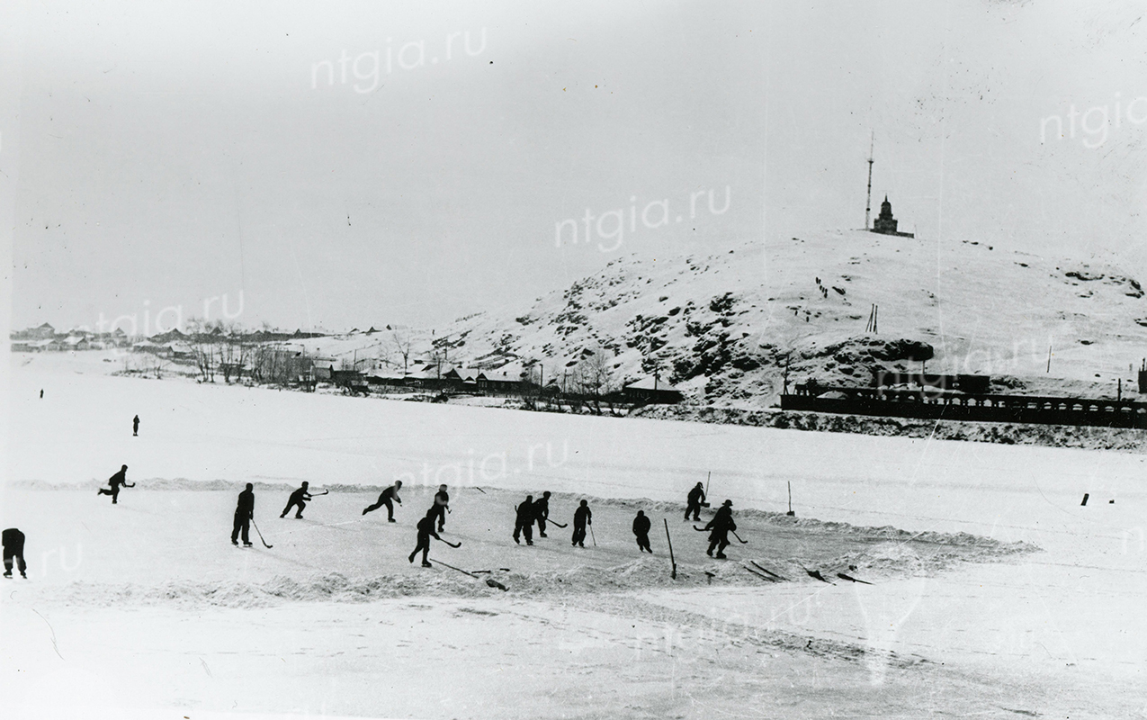 Игра в хоккей на льду на Тагильском пруду. 1950–1960-е годы (НТГИА. Коллекция фотодокументов.Оп.1ФА.Д.4.Л.55.ф.136)