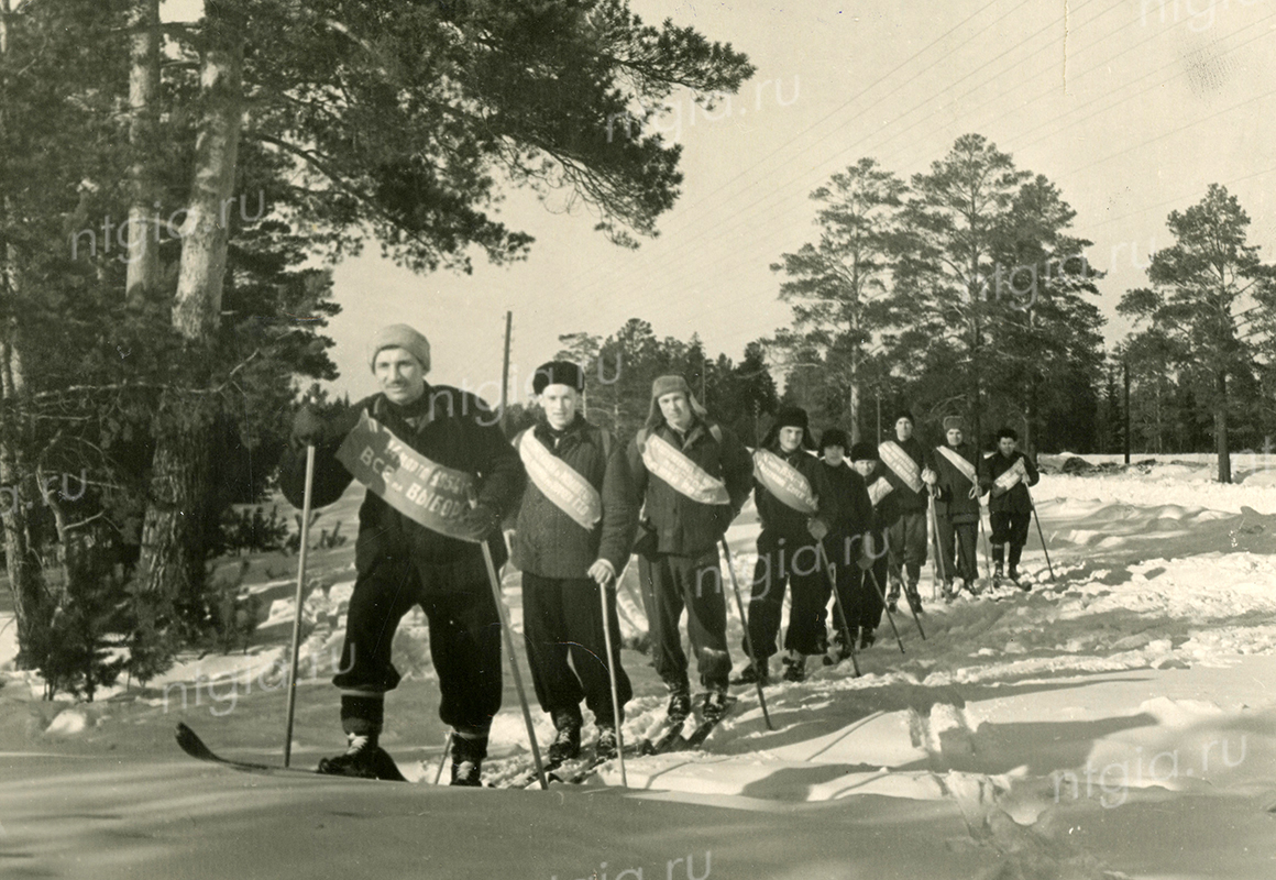 Команда лыжников - участников агитационного пробега. 1942 год. (НТГИА. Ф.644.Оп.2Ф.Д.272)