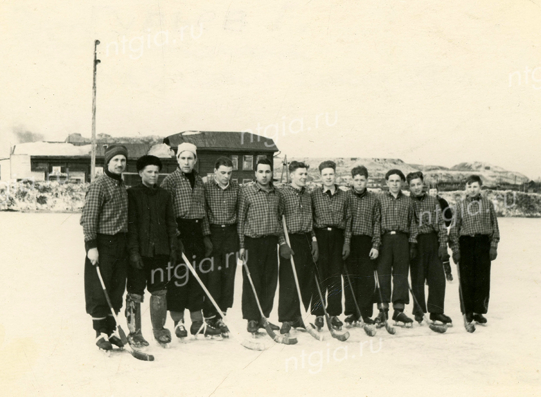 Хоккейная команда Высокогорского железного рудника. 1954 год (НТГИА. Ф.644.Оп.2.Д.279)