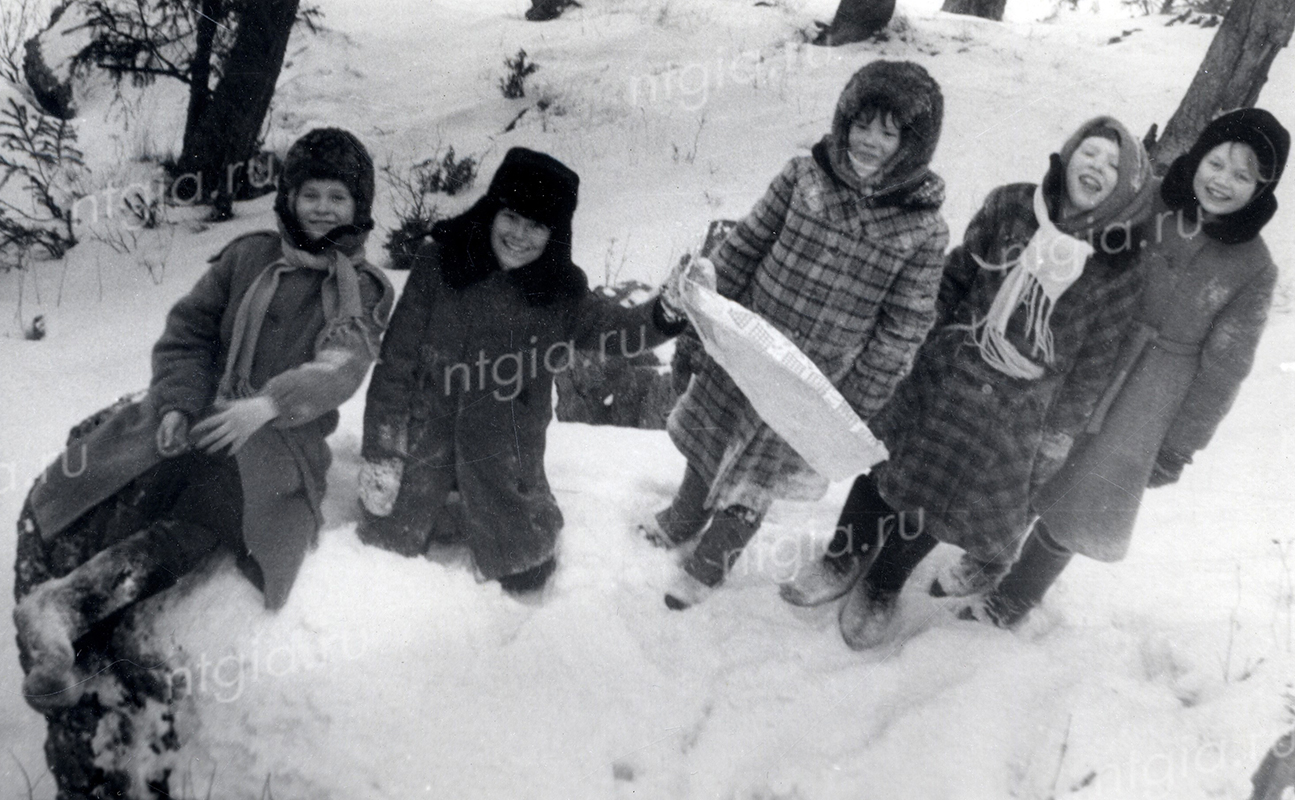 Катание учащихся средней школы № 54 на снежной горке. 10 февраля 1988 года. (НТГИА. Ф.672.Оп.2Ф.Д.37)