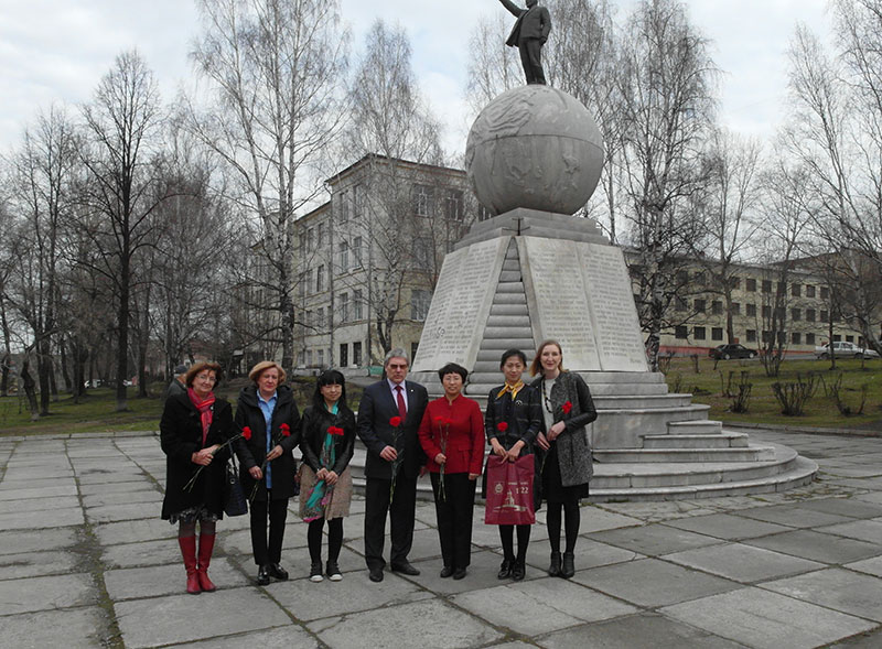 Китайская делегация почтила день рождения вождя мирового пролетариата В.И.Ленина возложением цветов к его памятнику.