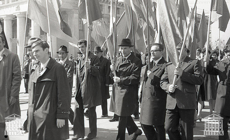 Трудящиеся треста "Тагилстрой" на праздничной демонстрации. 1976 год. (НТГИА. Коллекция фотодокументов.Оп.1Н.Д.969) 