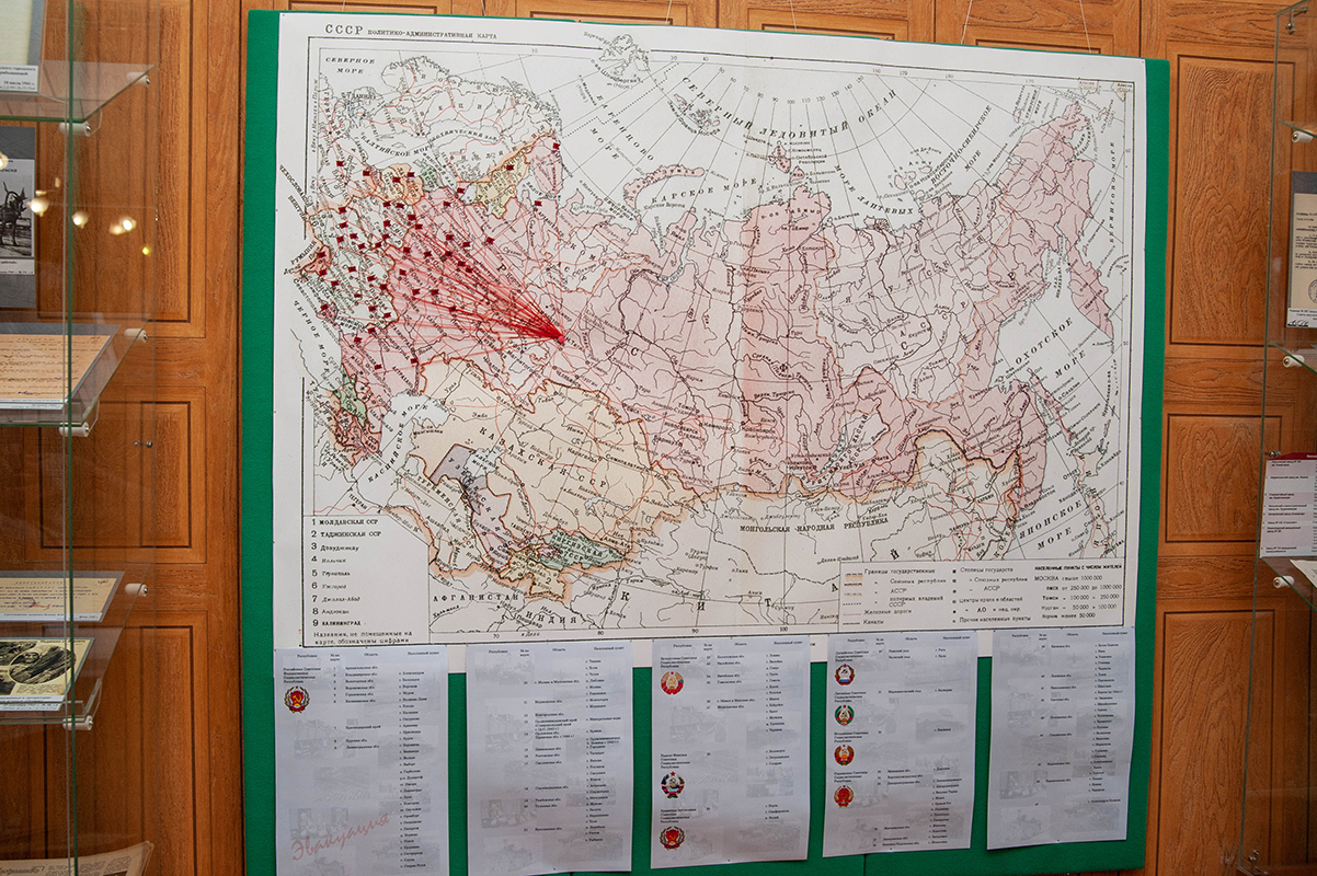 Карта СССР 1947 года, представленная на выставке «Великая Отечественная. Эвакуация» в читально-экспозиционном зале НТГИА. 28 апреля 2021 года.