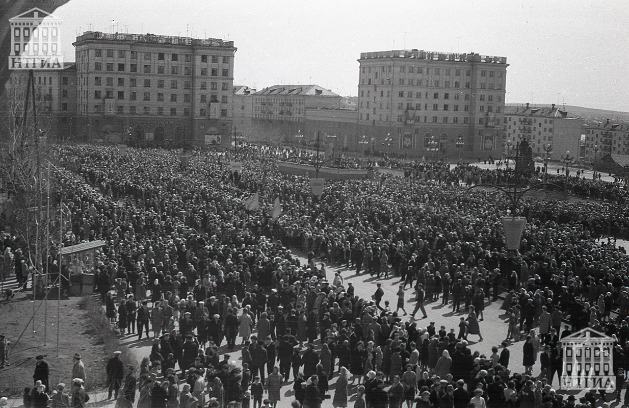 Митинг на Театральной площади. 09 мая 1965 года. (НТГИА. Коллекция фотодокументов.Оп.1Н.Д.2202)