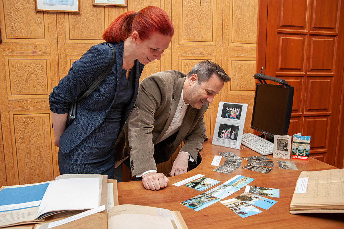 Габриелла Мюллер и Шандор Фабиан в момент знакомства с документами Нижнетагильского городского исторического архива, содержащими сведения о венгерских гражданах, в читально-экспозиционном зале НТГИА. 28.05.2021 г.