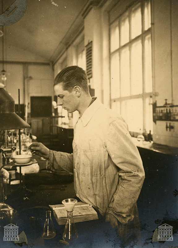 П.Э. Хальперн в лаборатории Берлинского университета. 1926 год. (НТГИА. Ф.699.Оп.2-фп.Д.13)