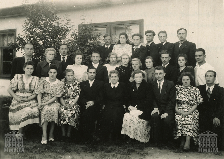 П.Э. Рикерт (1-й ряд, 7-й слева) преподаватель химии, физики, иностранных языков в группе выпускников и учителей СШРМ № 8 г. Нижний Тагил. 21 июня 1953 год. (НТГИА. Ф.699.Оп.2-фп.Д.33)