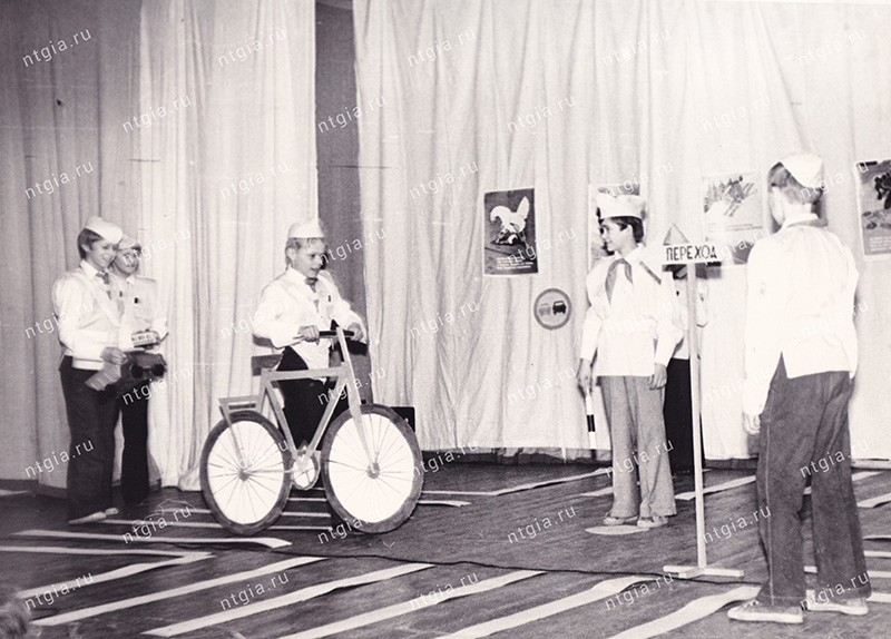 Участники городской олимпиады школьников по правилам дорожного движения. Март 1976 года. (НТГИА. Ф.70.Оп.4.Д.110.Л.4) 