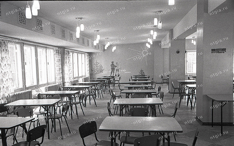 Обеденный зал новой столовой цеха термической обработки рельсов Нижнетагильского металлургического комбината. 1967 год. (НТГИА. Коллекция фотодокументов. Оп.1Н.Д.2425)