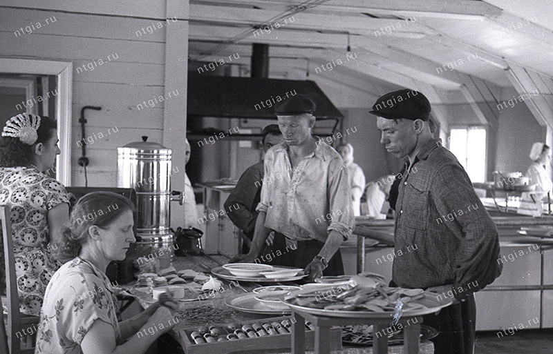 Строители стана "650" Нижнетагильского металлургического комбината на обеденном перерыве в рабочей столовой. 1957 год. (НТГИА. Коллекция фотодокументов. Оп.1Н.Д.2452)