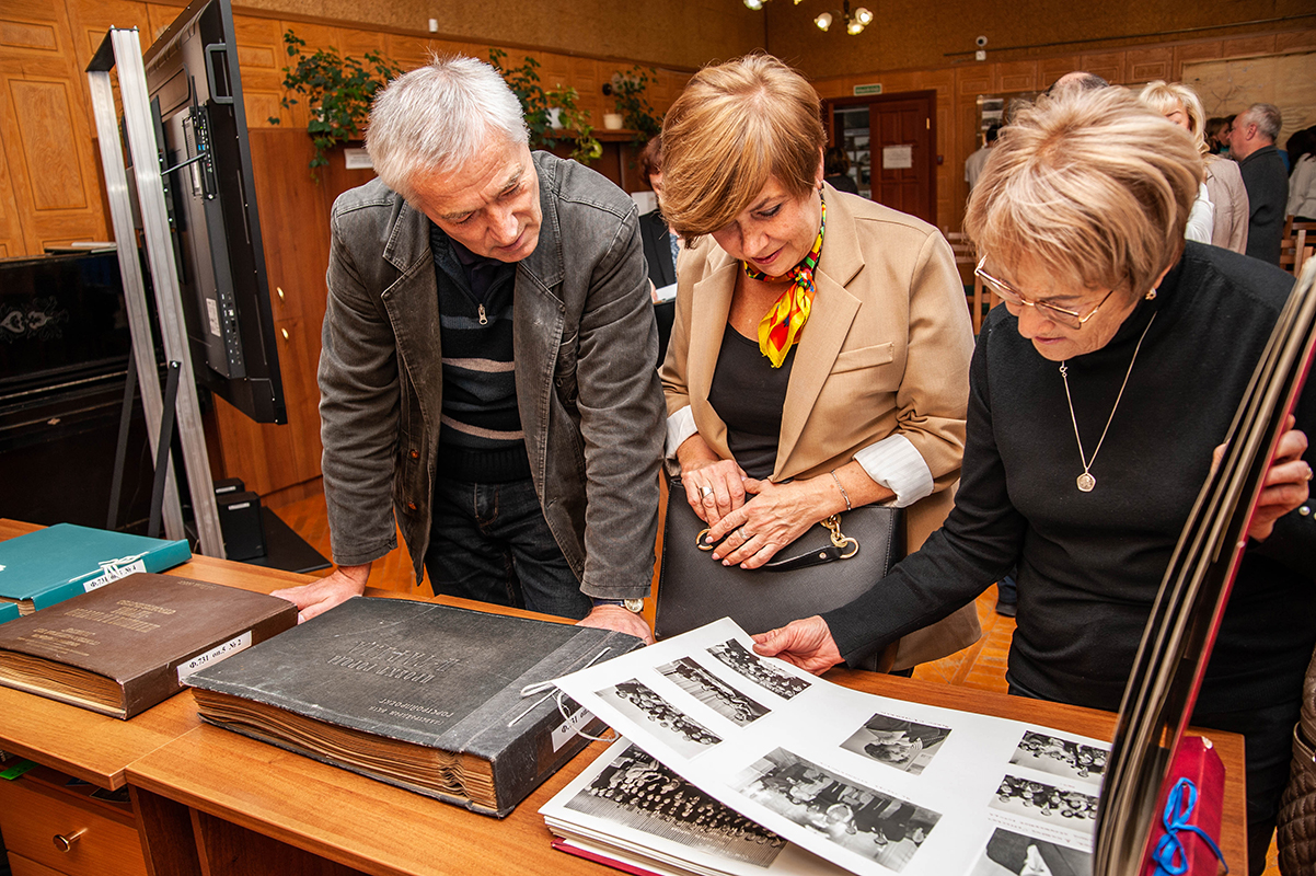 Посетители выставки архивных документов «Слово архитектору» в читально-экспозиционном зале НТГИА. 30 сентября 2021 года.