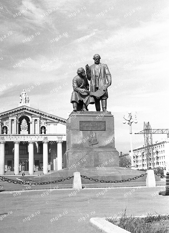 Памятник Ефиму и Мирону Черепановым. 1959 год. (НТГИА. Коллекция фотодокументов.Оп.1Н1.Д.2472)
