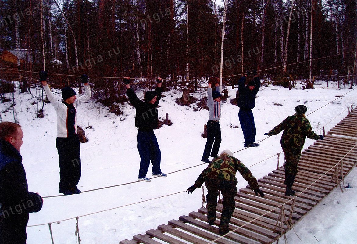 Участники военизированной эстафеты Тагилстроевского района на переправе через реку Тагил. 25 февраля 2009 года. (Архив Нижнетагильской организации РОСТО (ДОСААФ)