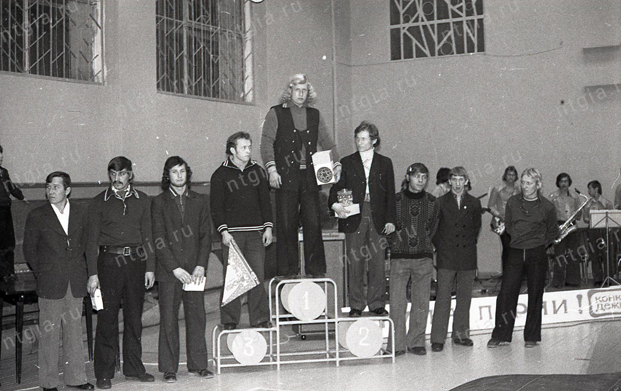  Победители конкурса «А ну-ка парни» молодежных общежитий треста «Тагилстрой». 1976 год. (НТГИА. Коллекция фотодокументов.Оп.1Н1.Д.1169)