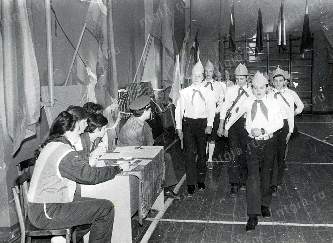 Учащиеся школы № 45 на школьном параде игры «Зарница». 1989 год. (НТГИА. Ф.644.Оп.2Ф.Д.168)