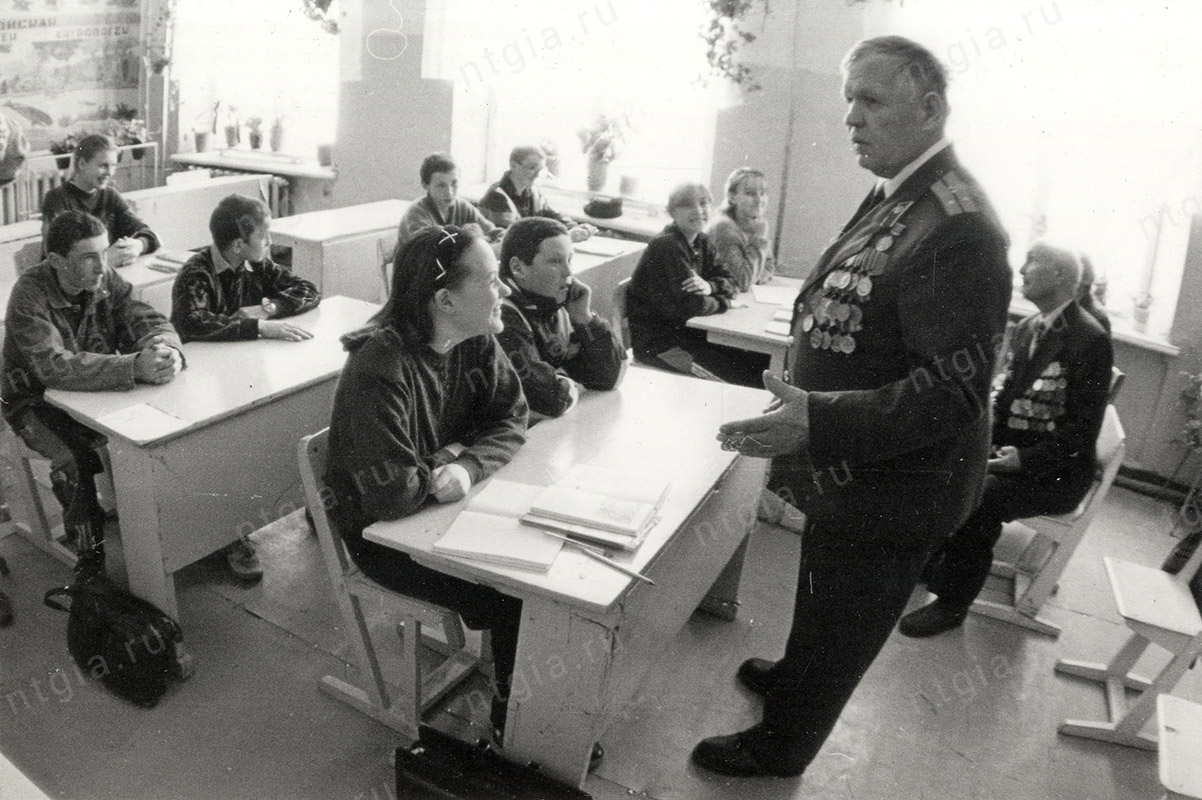 Ветераны Великой Отечественной войны проводят урок мужества в школе. 1990-е годы. (НТГИА. Коллекция фотодокументов. Оп.1П.Д.2033)
