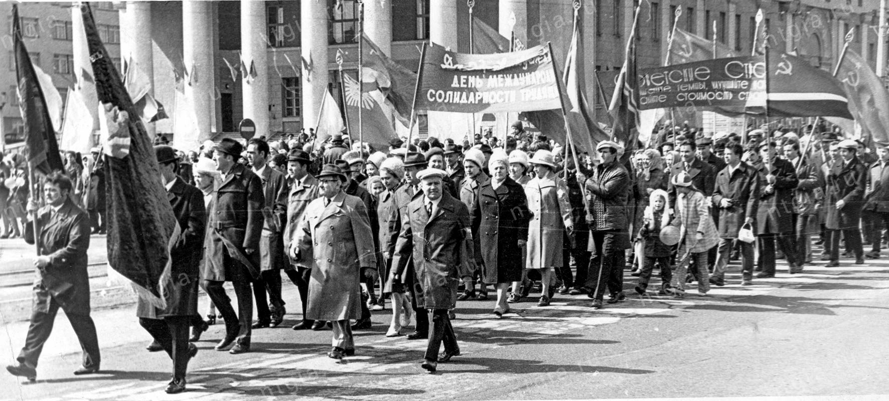 Тагильчане на первомайской демонстрации. 1 мая [1980 года]. (НТГИА. Коллекция фотодокументов.Оп.1П.Д.353а)