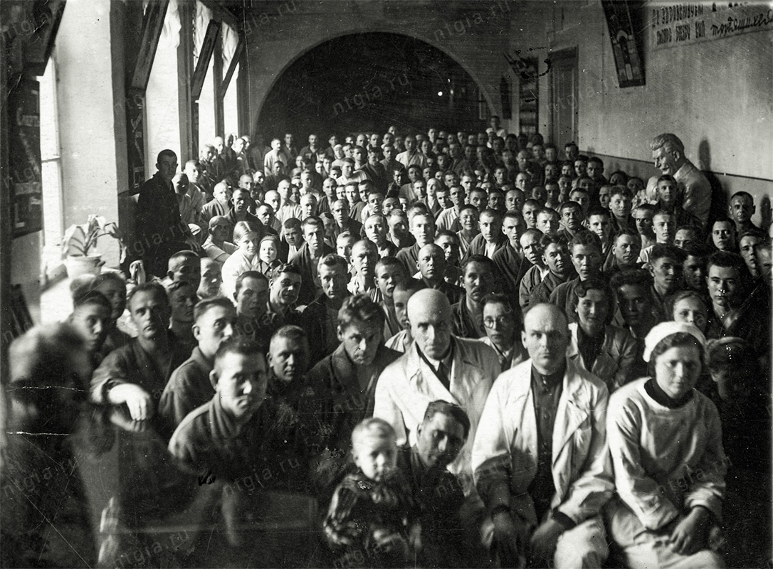 Медицинский персонал и бойцы, находящиеся на излечении в госпитале № ЭК 1327, в помещении школы № 1 им. Крупской. 2 мая 1944 года. (НТГИА. Ф.547. Оп.1. Д.129. Л.1)