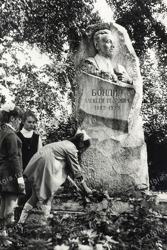 Памятник А. П. Бондину, г. Нижний Тагил. 1979 год. (НТГИА. Коллекция фотодокументов.Оп.1Н.Д.2099)