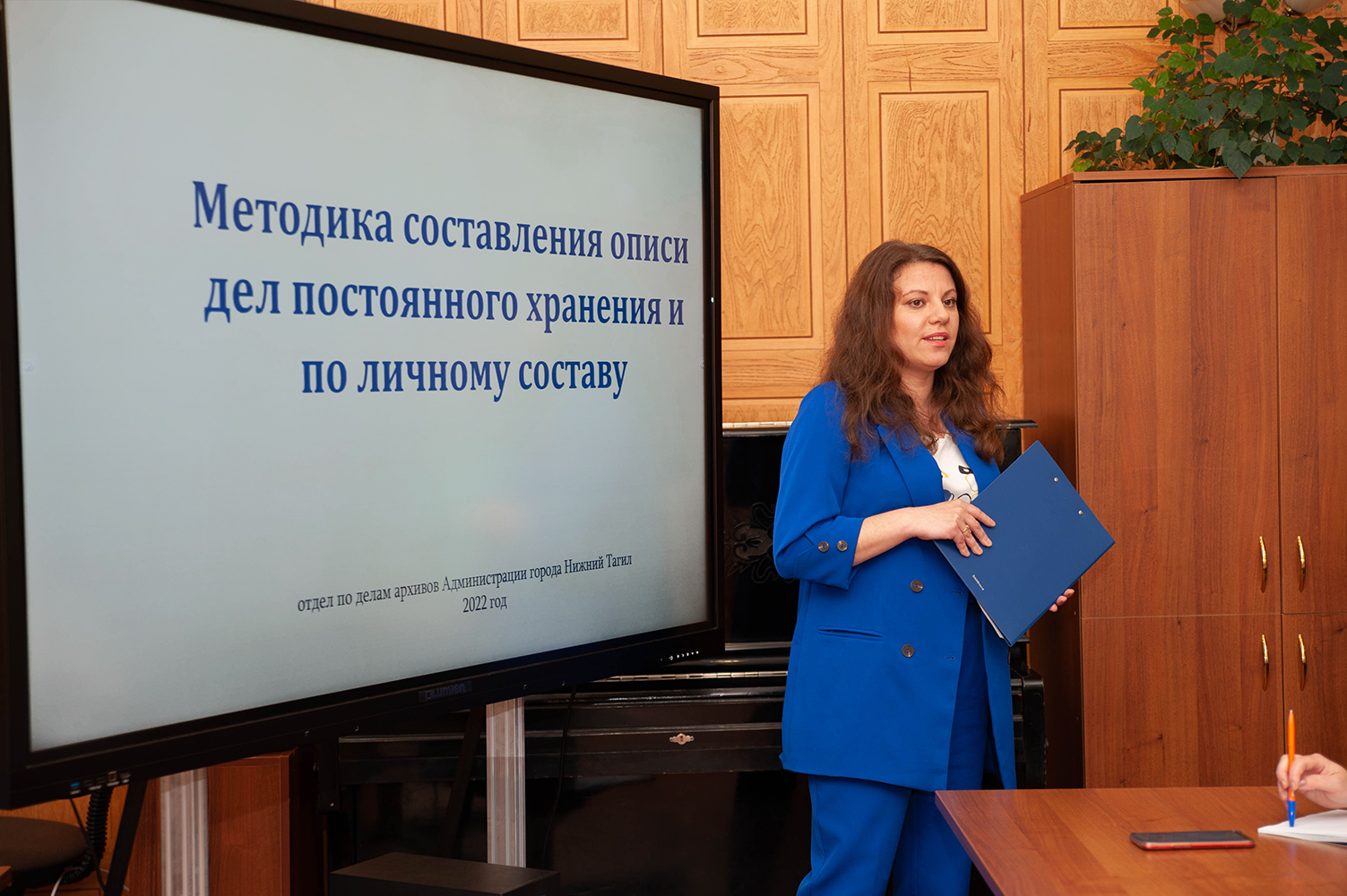 Алена Сергеевна Фалалеева, ведущий специалист отдела по делам архивов Администрации города Нижний Тагил в читально-экспозиционном зале НТГИА. 23 июня 2022 года