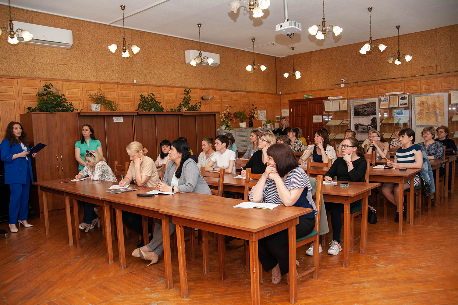 Участники семинара «Методика составления описей дел постоянного хранения и по личному составу» в читально-экспозиционном зале НТГИА. 23 июня 2022 года
