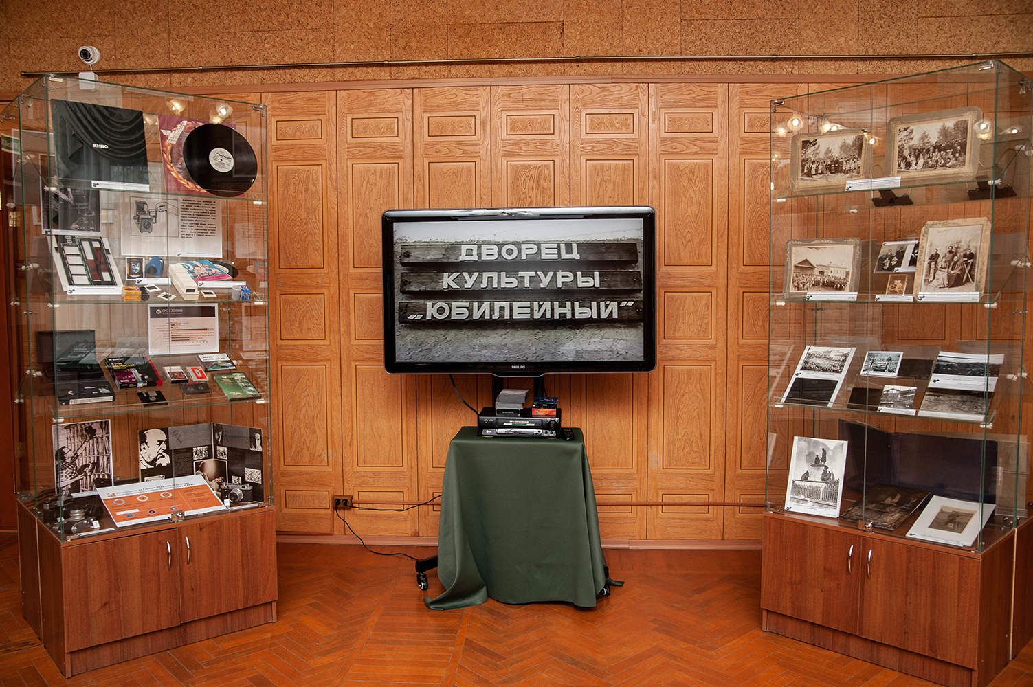 Экспозиция выставки архивных документов «Наследие. Образы и звуки» в читально-экспозиционном зале НТГИА. 27 октября 2022 года