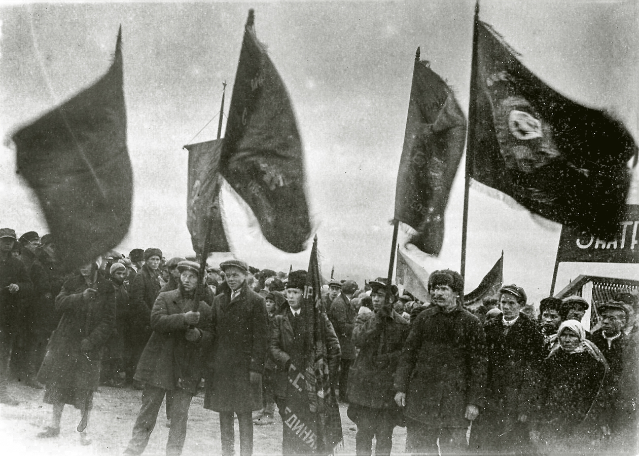 Строители Новотагильского металлургического завода на демонстрации. 7 ноября 1934 года. (НТГИА. Коллекция фотодокументов.Оп.1П.Д.692)