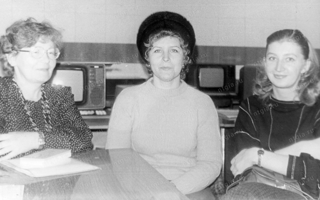 Группа педагогов в первом компьютерном кабинете в городе Нижний Тагил - в средней школе № 18; среди присутствующих 1-я слева Шалагинова Г.А. 1988 г. (НТГИА. Ф.657.Оп.1.Д.55)