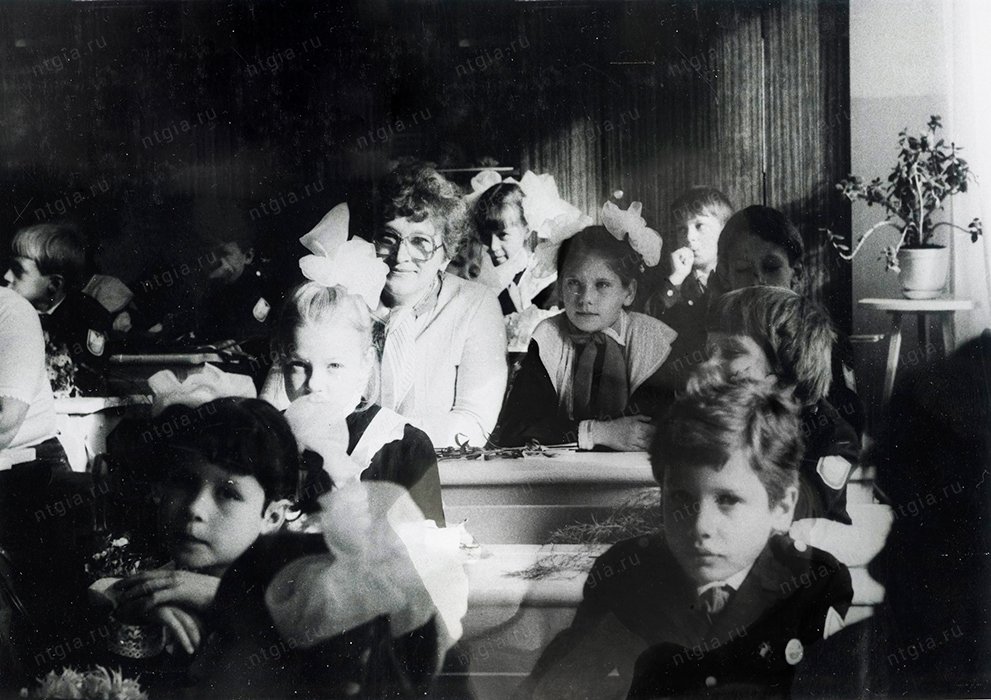 Ученики начальных классов  в одном из кабинетов школы № 44. 1 сентября 1986 г. (НТГИА. Ф.674.Оп.1.Д.124.Л.4)