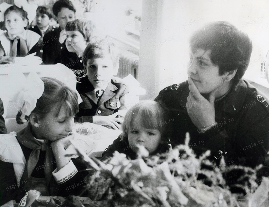 Ученики начальных классов в одном из кабинетов школы № 44. 1 сентября 1986 г. (НТГИА. Ф.674.Оп.1.Д.124.Л.4)