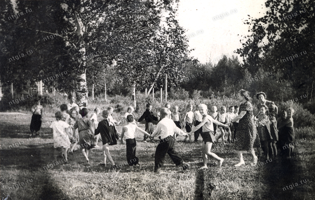 Детский хоровод в пионерском лагере «Дружба», 1957 год. (НТГИА. Ф.329.Оп.2.Д.45.Л.7)