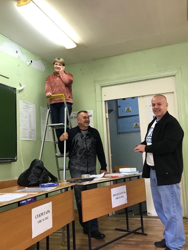 Члены УИК № 2262 устанавливают камеру видеонаблюдения в помещении для голосования. 10 сентября 2022 года (Архив Тагилстроевской территориальной избирательной комиссии)